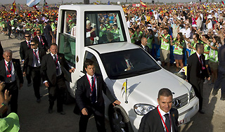 Бенедикт XVI заказал новый "папамобиль" Бенедикт XVI заказал новый "папамобиль"