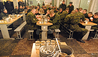 Солдаты отравились странными пельменями Солдаты отравились странными пельменями