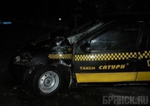 Водитель такси на полном ходу протаранил бетономешалку