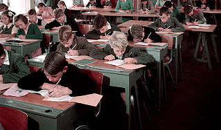 Учительница раздела мальчика перед классом Учительница раздела мальчика перед классом