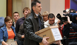 ЦИК принял подписи у четырех претендентов ЦИК принял подписи у четырех претендентов