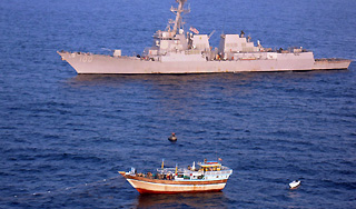 Американские моряки спасли иранцев Американские моряки спасли иранцев