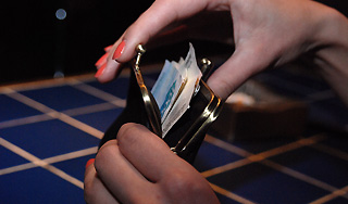 Россиянам ограничат расчеты наличными Россиянам ограничат расчеты наличными