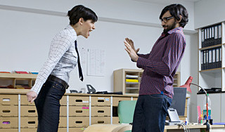 Половину россиян на работе ждут враги Половину россиян на работе ждут враги