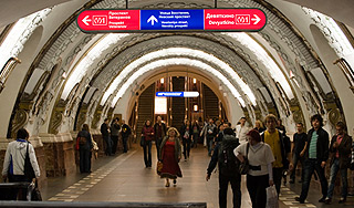 Десятки людей подрались в метро Петербурга Десятки людей подрались в метро Петербурга