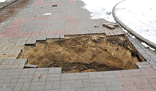 В Братске подросток провалился под асфальт В Братске подросток провалился под асфальт