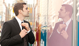 В Англии галстук выходит из мужской моды В Англии галстук выходит из мужской моды