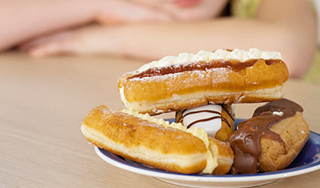 Десятки людей отравились эклерами на Урале Десятки людей отравились эклерами на Урале