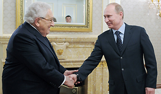 Киссинджер приехал в гости к Путину Киссинджер приехал в гости к Путину