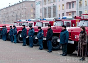 Брянским пожарным вручили ключи от восьми машин