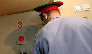 Участковый забил школьника шваброй Участковый забил школьника шваброй