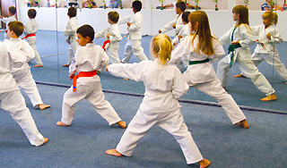 Юную каратистку увезли с боя на "скорой" Юную каратистку увезли с боя на "скорой"