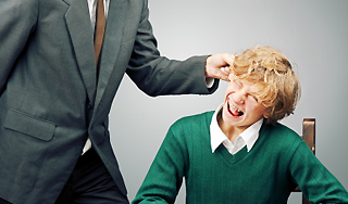 Директор пнул упавшего от удара ученика Директор пнул упавшего от удара ученика