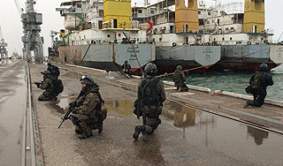 Спецназ США отбил пленников у пиратов Спецназ США отбил пленников у пиратов