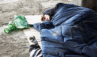 Женщина с ребенком живут на улице при –20 Женщина с ребенком живут на улице при –20