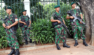 Подданные королевы совершили переворот Подданные королевы совершили переворот