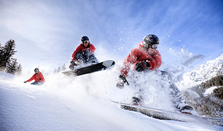 В Альпах воры увезли сейф на сноубордах В Альпах воры увезли сейф на сноубордах