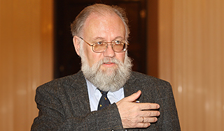 Чуров согрел пикетчицу в здании ЦИК Чуров согрел пикетчицу в здании ЦИК