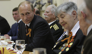 Путин помог теряющему сознание ветерану Путин помог теряющему сознание ветерану