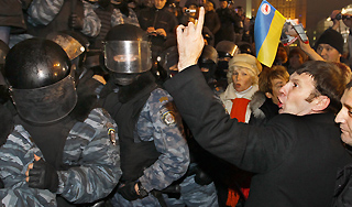 На шествие в Киеве напали антифашисты На шествие в Киеве напали антифашисты