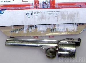 Таможенники обнаружили в почтовой бандероли детали револьвера Фото: Брянская таможня