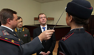 Медведев оценил новую форму полицейских Медведев оценил новую форму полицейских