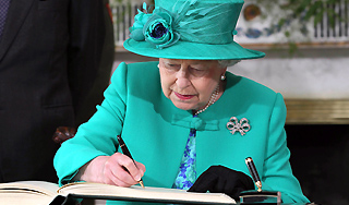 Королева Британии разжаловала рыцаря Королева Британии разжаловала рыцаря