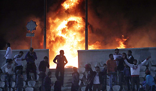 Бойня фанатов погрузила Египет в траур Бойня фанатов погрузила Египет в траур