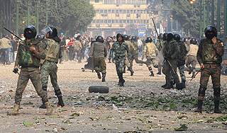 Спецназ в Каире травил бунтовщиков газом Спецназ в Каире травил бунтовщиков газом