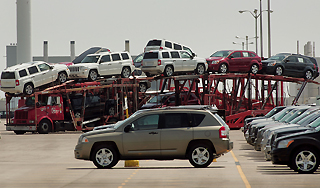 Шторм смыл с палубы судна более 50 машин Шторм смыл с палубы судна более 50 машин