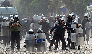 Египтяне обстреляли полицейских картечью Египтяне обстреляли полицейских картечью