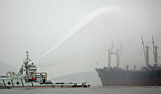 "Иван Викулов" загорелся после взрыва "Иван Викулов" загорелся после взрыва