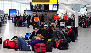 Снег парализовал главный аэропорт Лондона Снег парализовал главный аэропорт Лондона