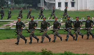 Китайских студентов начали готовить к войне Китайских студентов начали готовить к войне