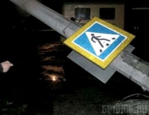 В Бежице иномарка на полном ходу протаранила электроопору