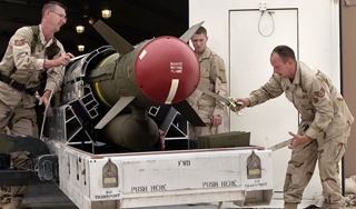 США вооружают Польшу ракетами и бомбами США вооружают Польшу ракетами и бомбами