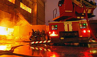 Пожар уничтожил два самолета и вертолет Пожар уничтожил два самолета и вертолет