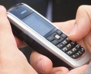 Студент и охранник похитили у подростка два мобильника