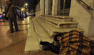 Министр попросил бомжей сидеть дома Министр попросил бомжей сидеть дома