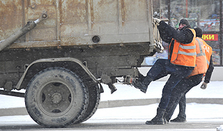 Мусоровоз убил женщину и покалечил ребенка Мусоровоз убил женщину и покалечил ребенка