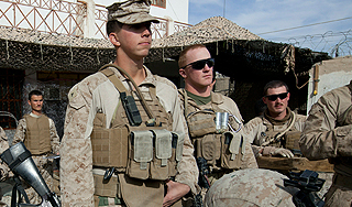 Американские морпехи позировали у флага SS Американские морпехи позировали у флага SS