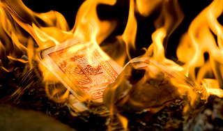 В замерзающей Венгрии топят печи деньгами В замерзающей Венгрии топят печи деньгами