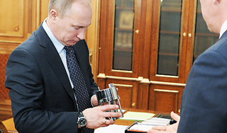 Путину подарили воду возрастом 30 млн лет Путину подарили воду возрастом 30 млн лет