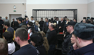 Заседание суда переросло в массовую драку Заседание суда переросло в массовую драку