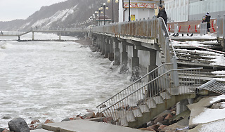 Шторм разрушил крымские пляжи Шторм разрушил крымские пляжи