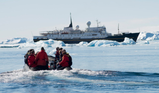 В Азовском море застряли во льдах корабли В Азовском море застряли во льдах корабли