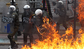 Разъяренные греки сожгли центр Афин Разъяренные греки сожгли центр Афин