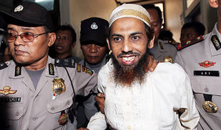 Террориста судят за смерть туристов на Бали Террориста судят за смерть туристов на Бали