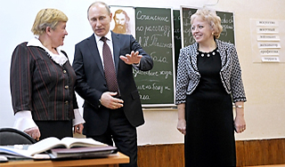 Путин запретил перегружать школьников Путин запретил перегружать школьников