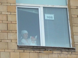 Счастливый отец устроил под окнами роддома представление